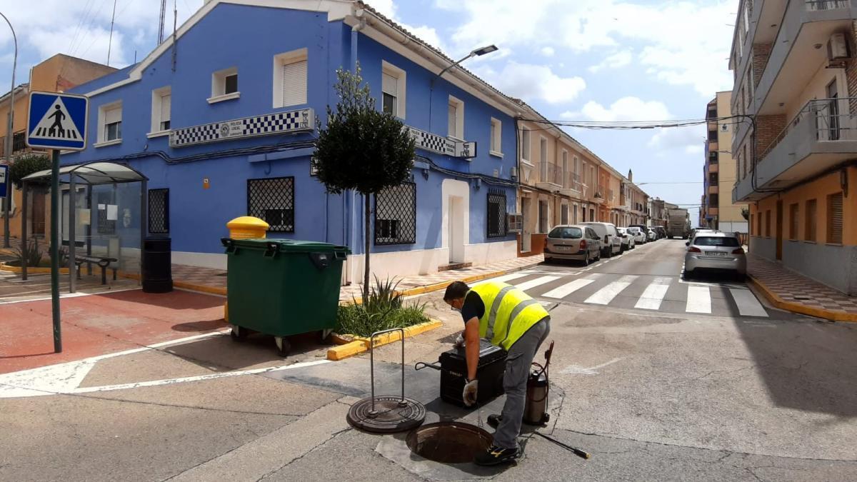 Tratamiento contra los insectos en el alcantarillado.