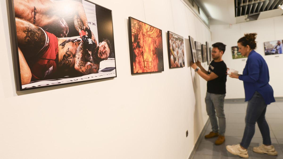 Montaje de la exposición "INFotoperiodistas ALC 24", aplazada por el gran apagón