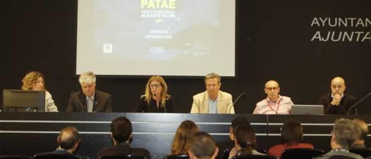 Un momento de la reunión celebrada ayer en Puerta Ferrisa de Alicante.