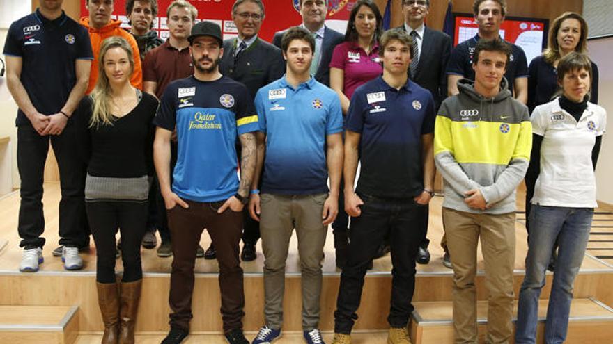 El malagueño Regino Hernández, con gorra, durante la presentación del equipo.