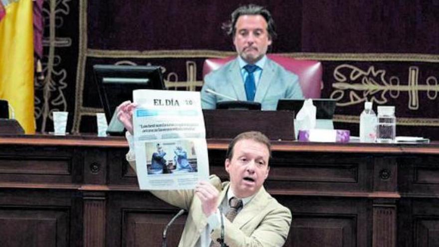 Miguel Ángel Ponce, ayer, en el Parlamento muestra la portada de &#039;El Día&#039; en la que Yaiza Castilla defiende los test.