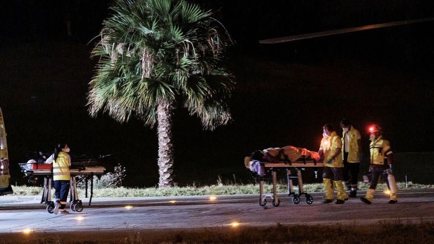 Llegada de un helicóptero del SAR al Hospital de Gran Canaria Doctor Negrín con una niña y una mujer rescatadas de una patera.