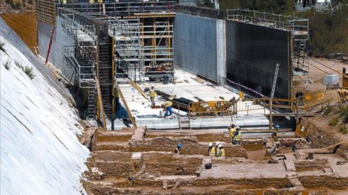 Obras del vial de La Sagrera, el 15 de septiembre, antes de cubrir los restos romanos, en primer término.