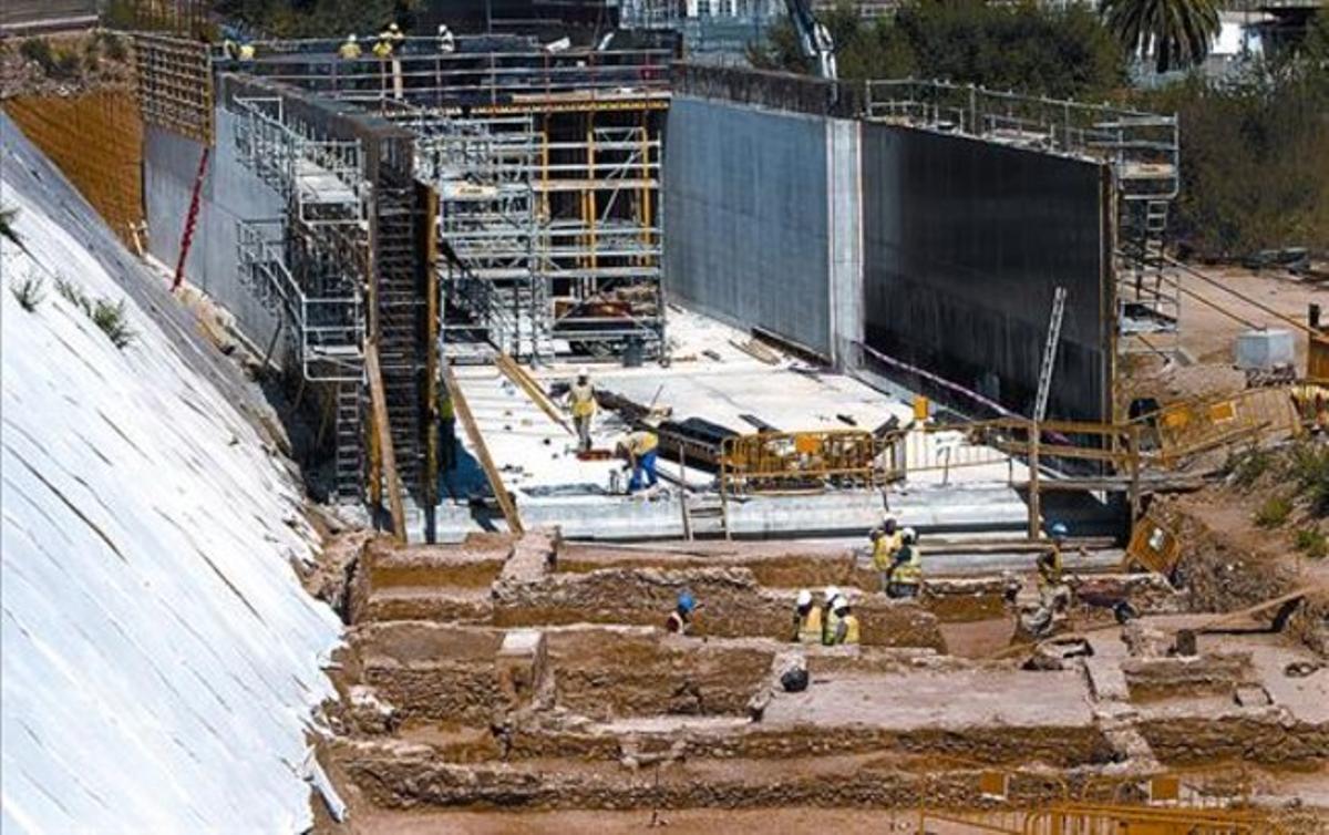 Obras del vial de La Sagrera, el 15 de septiembre, antes de cubrir los restos romanos, en primer término.