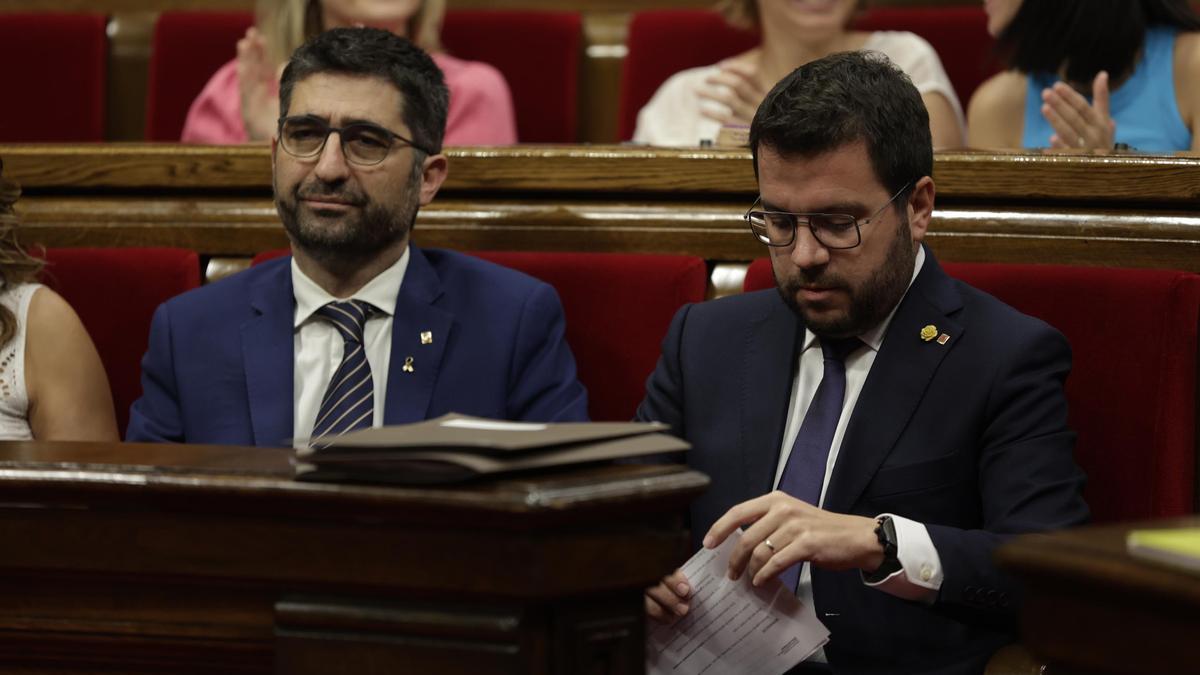 BARCELONA 26/09/2022 Política Ple del Parlament con la intervención del President Pere Aragonés. En la foto intervención de  Salvador Illa y réplicas de Pere Aragonés  FOTO de FERRAN NADEU