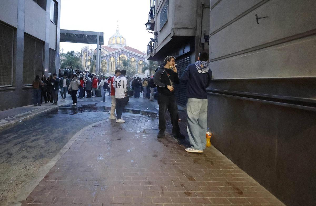 Jóvenes en una calle perpendicular a la plaza de Brujas, el pasado sábado.