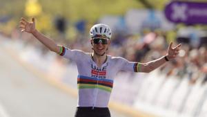 Pogacar celebra su victoria en el Tour de Flandes, este domingo. 