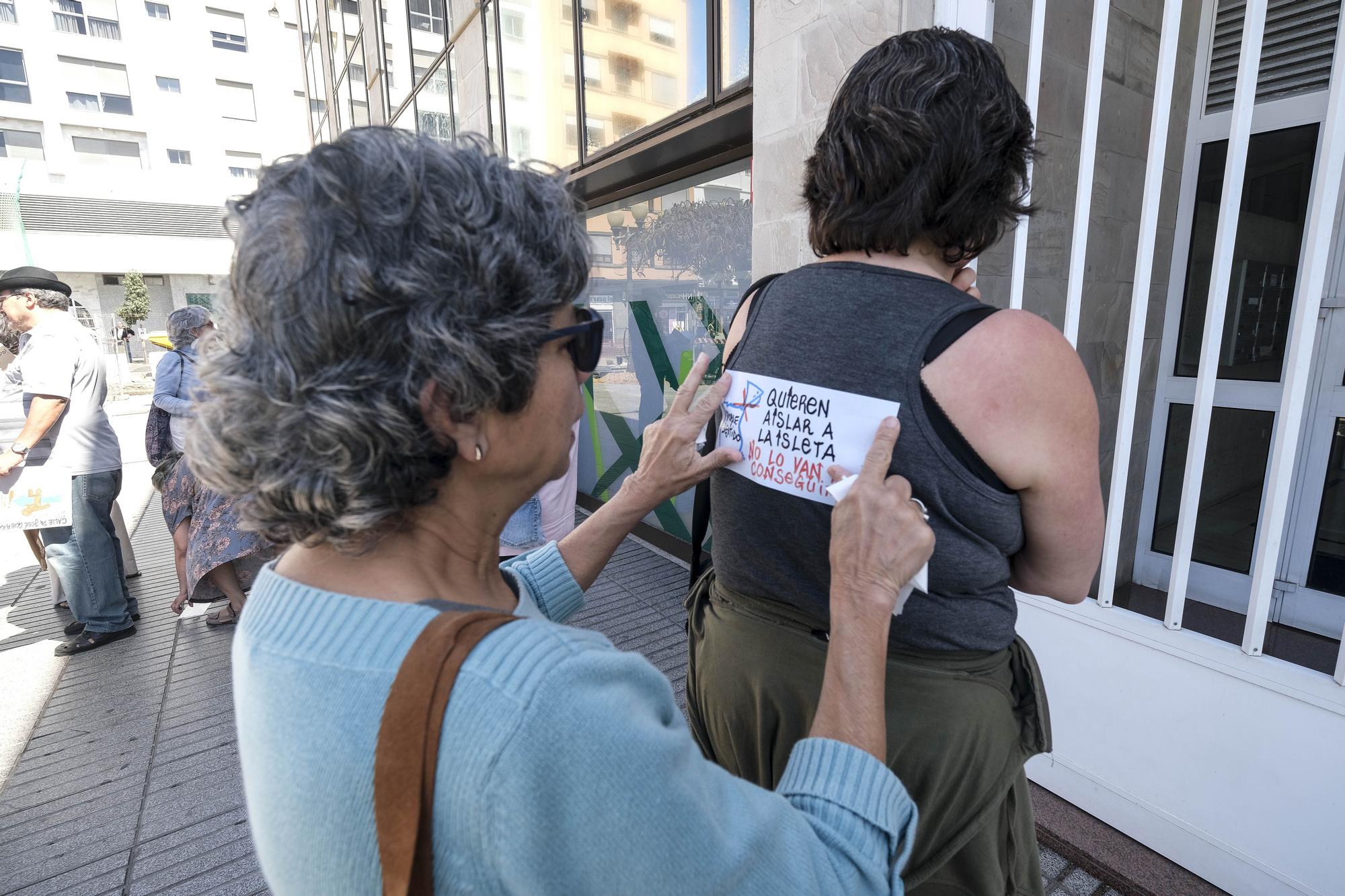 Manifestación de los vecinos de la Isleta que solicitan la apertura en doble sentido de la calle Doctor José Guerra Navarro.