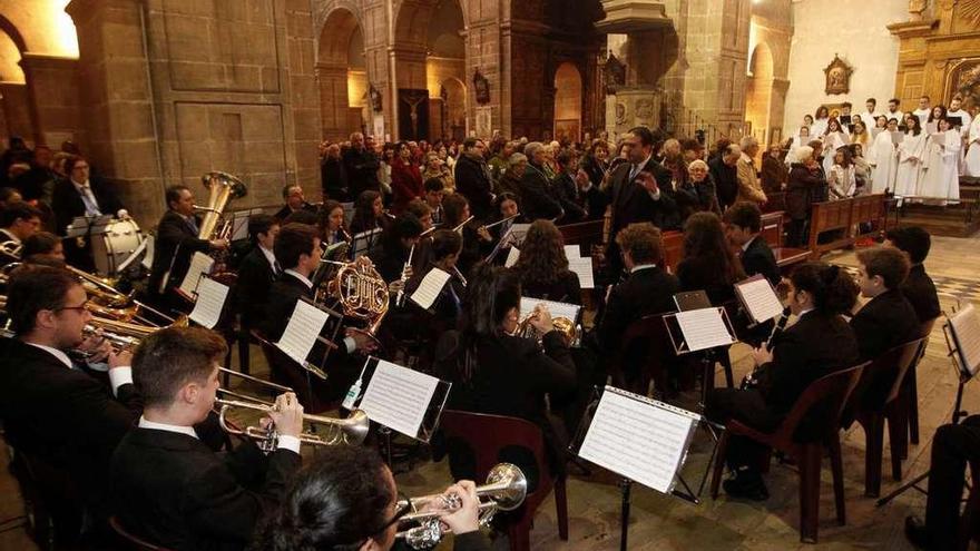 En primer término, la Banda de la Unión Musical del Principado y, enfrente, la Escolanía de San Salvador, ayer, durante la celebración de la fiesta de la Inmaculada en la iglesia de San Isidoro el Real.