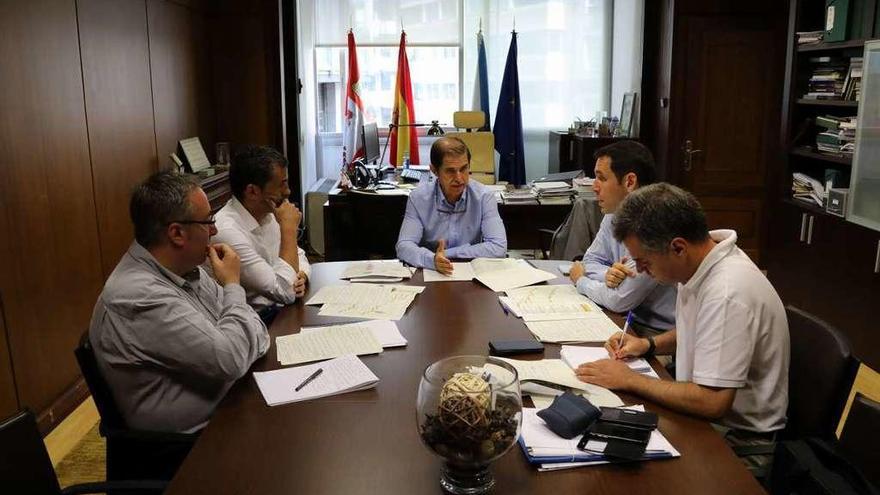 Reunión de la Oficina técnica de la sequía de la Confederación Hidrográfica con Marín, ayer. // J. Regal