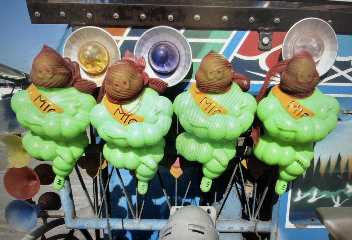 Los curiosos 'Bibendum' de Michelin, en uno de los camiones tailandeses.