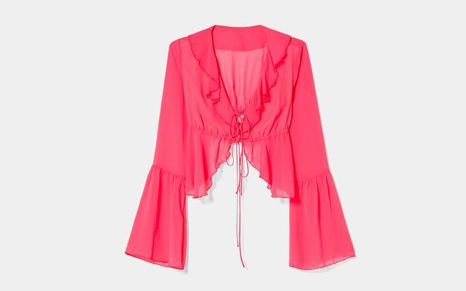 Blusa de volantes rosa de Bershka.