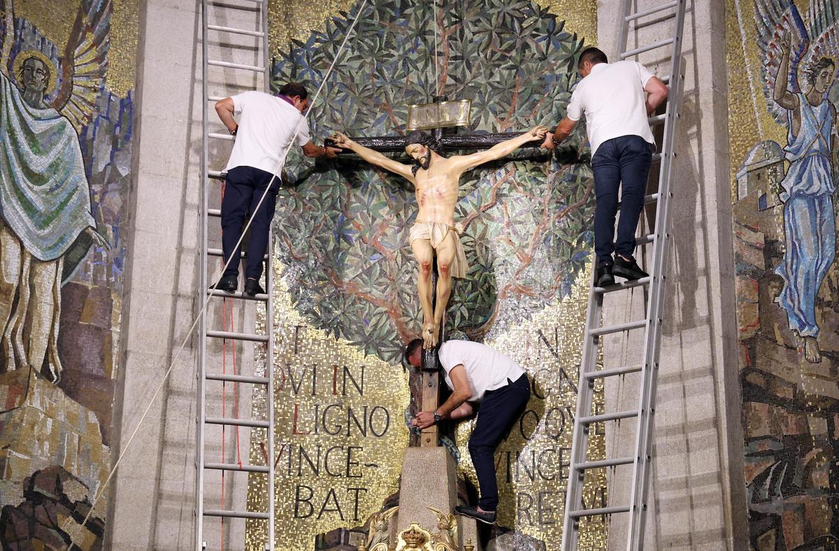 Los vigueses reciben al Cristo de la Victoria