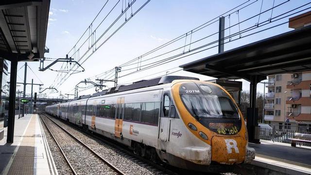 Un tren de l’R2 Nord a l’estació de Mollet-Sant Fost.