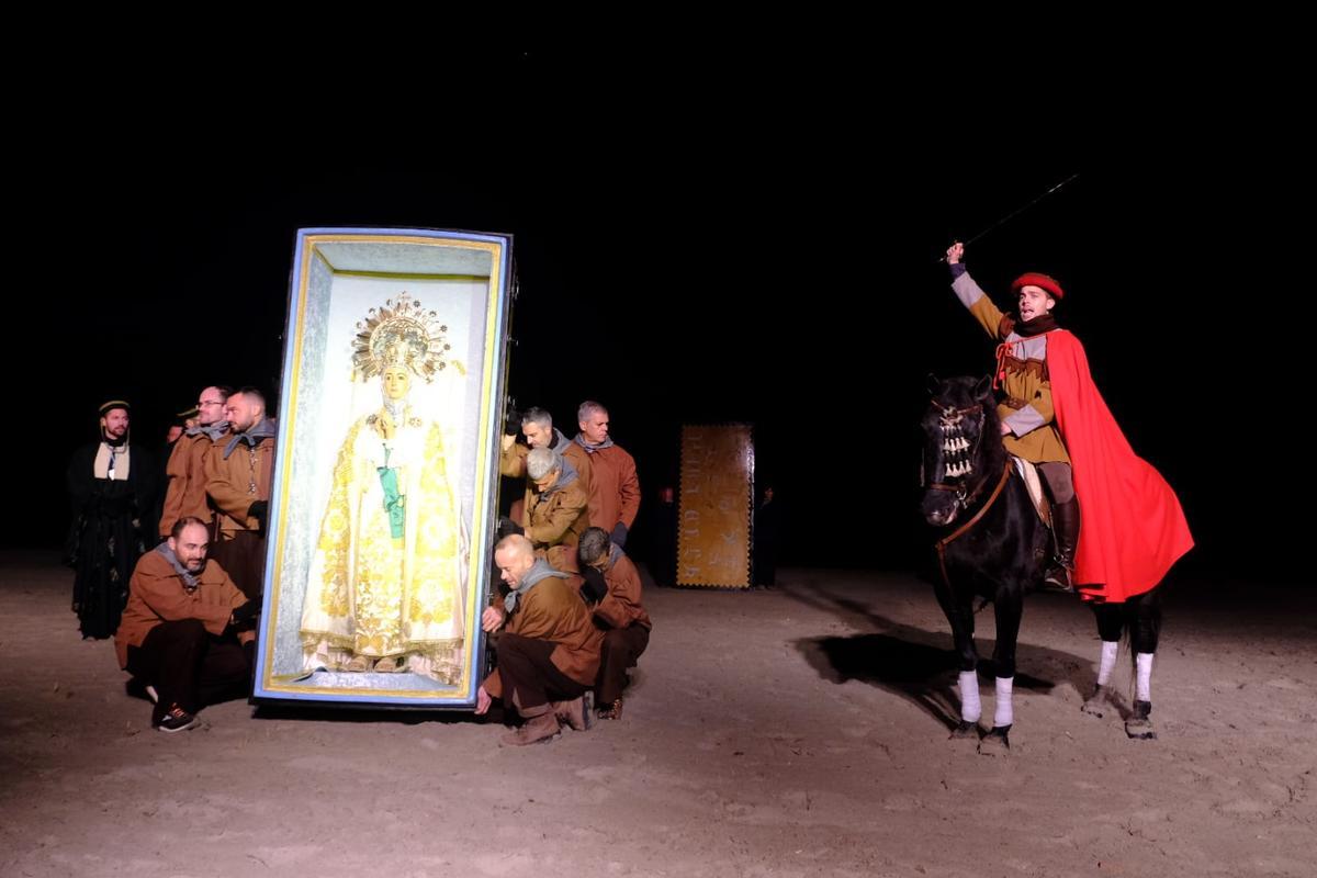 Cantó junto al arca, puesta en pie por los marineros, lanza vítores a la imagen. "¡La Reina del Tamarit!", grita y el público le responde