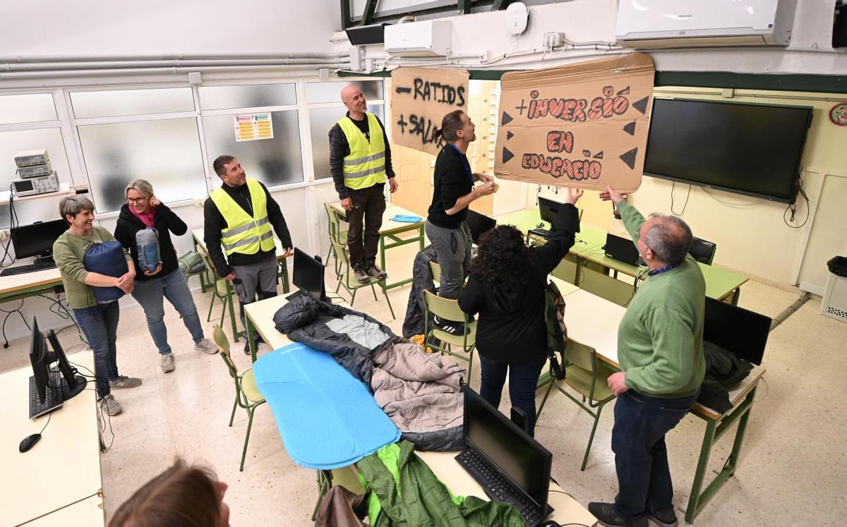 Cincuenta profesores del IES La Torreta de Elche se encierran para reclamar mejoras en la educación pública Cincuenta profesores del IES La Torreta de Elche se encierran para reclamar mejoras en la educación pública