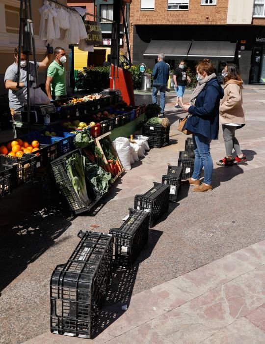 Vuelta del mercado dominical de abastos en Mieres