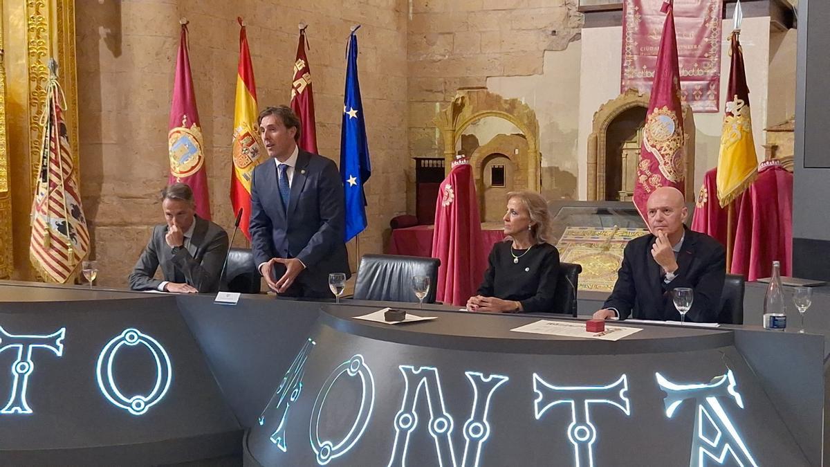 Manuel Luna durante su intervención en el encuentro celebrado en la antigua iglesia de Santa María.