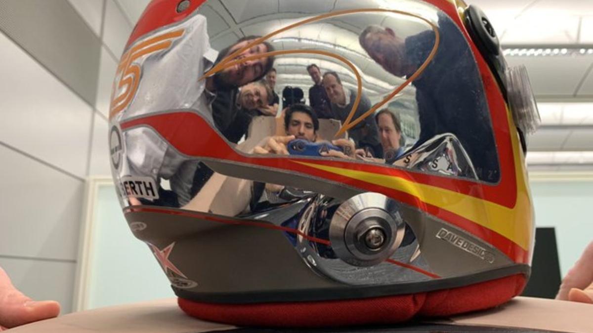 El reflejo del casco de Carlos Sainz