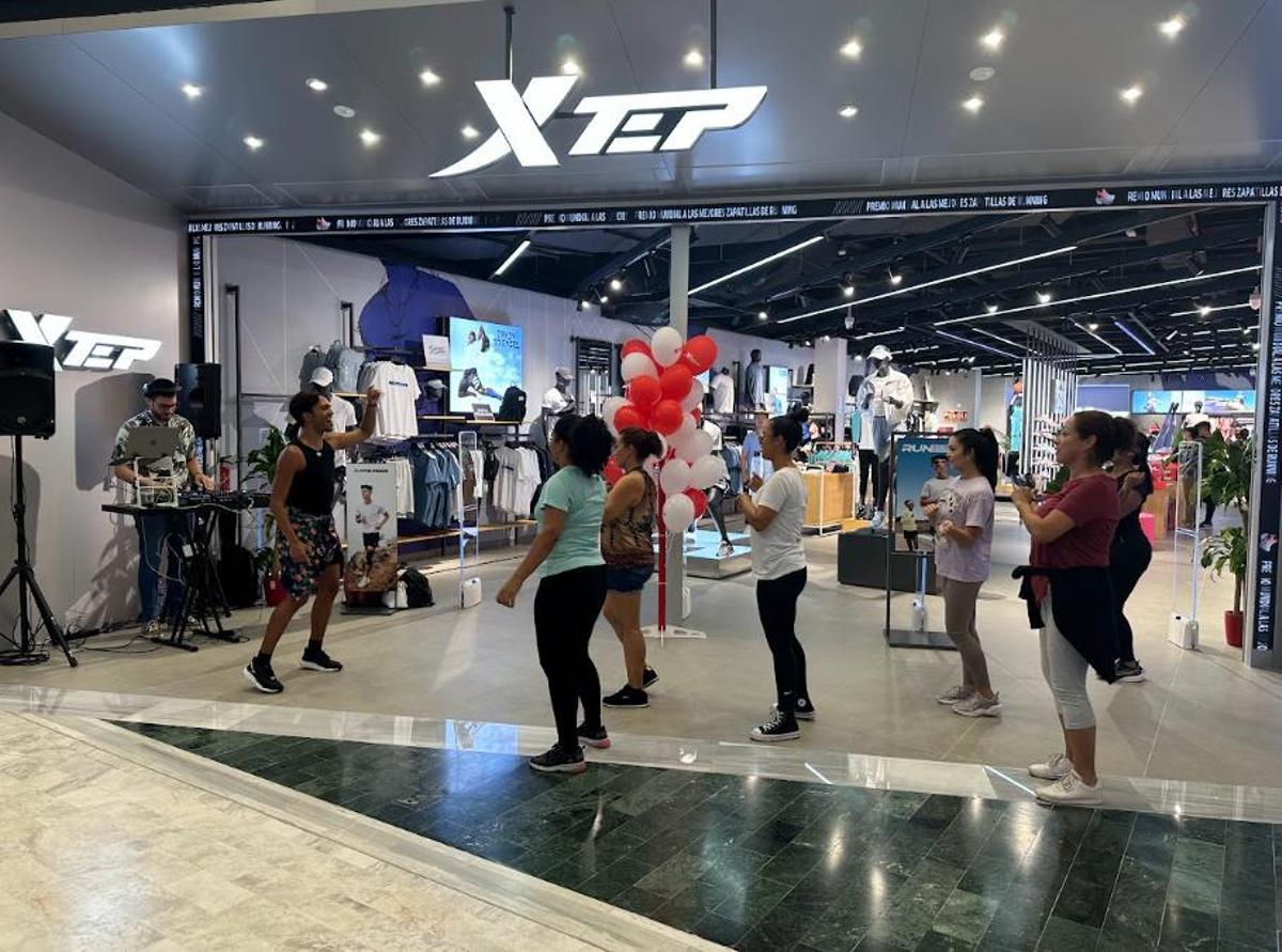 Actuación de zumba en la tienda XTEP del Centro Comercial El Mirador el día de la Gran apertura.