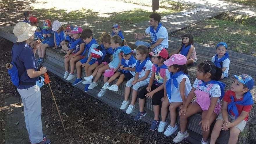 Los niños de la ludoteca de Caldas visitan Campo Lameiro