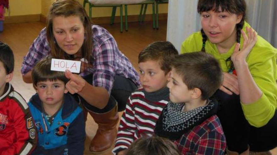 Marín Vomm (izq.) e Iwona Domaszczynska en una actividad, en Tomiño. // C.A. / E.G.