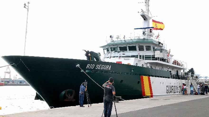Disparos al aire por la tensión en un buque de la Guardia Civil con 168 migrantes en la costa de Mauritania