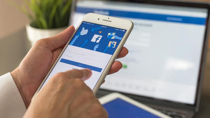 Facebook sufre un fallo al reportar cuentas falsas.