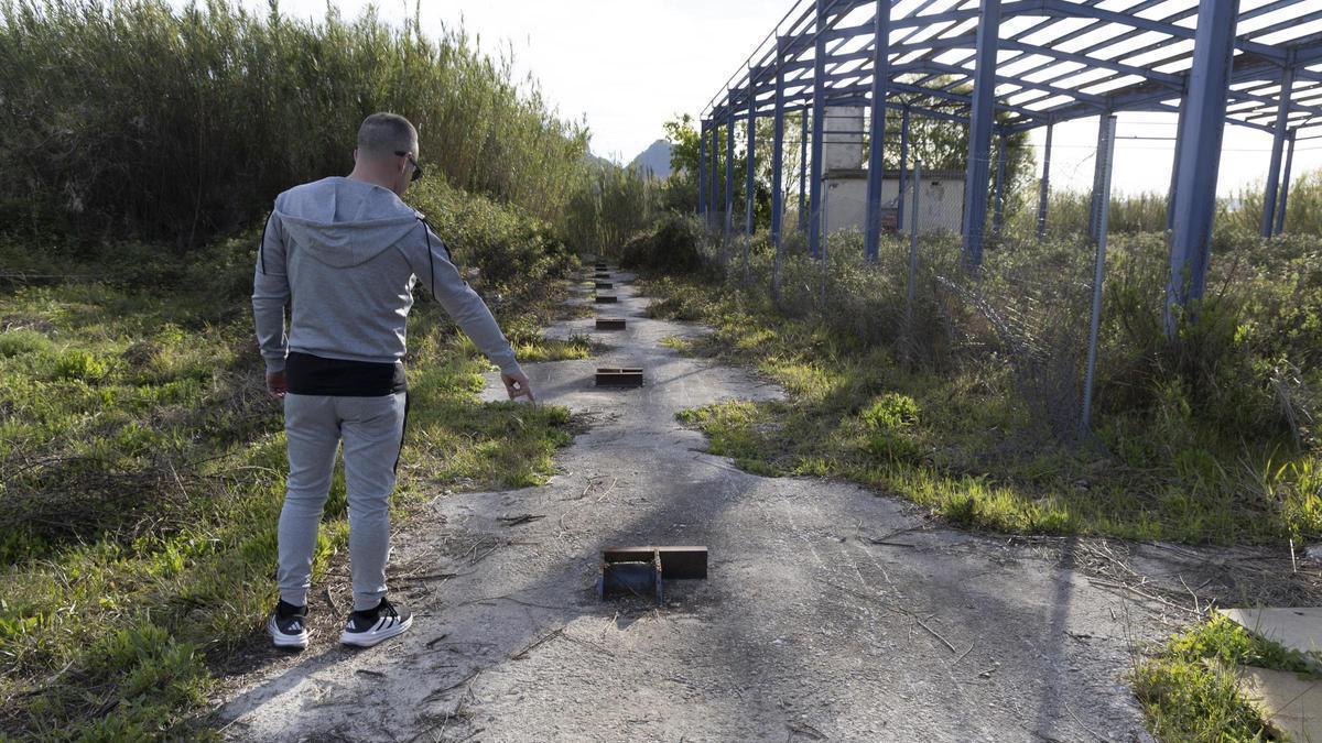 Roban vigas metálicas de gran peso de una nave sin uso ubicada en Xàtiva