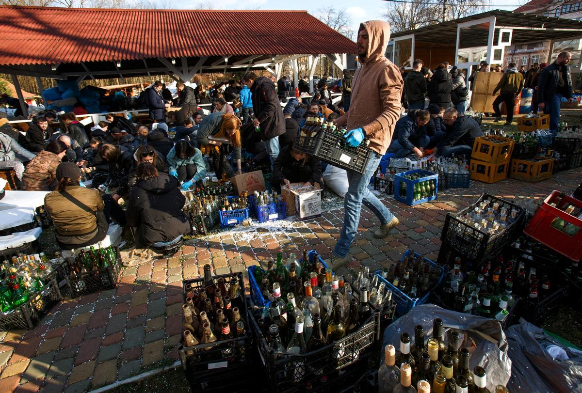 Los residentes locales preparan cócteles Molotov para defender la ciudad de Uzhhorod