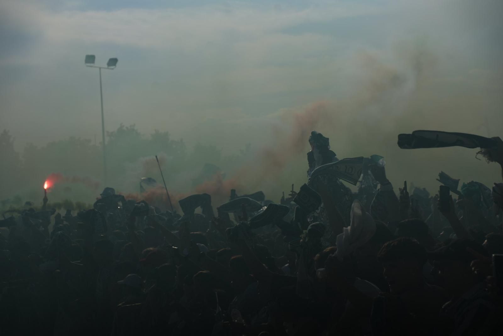 Así recibió la afición del Córdoba CF al autobús del equipo en El Arenal