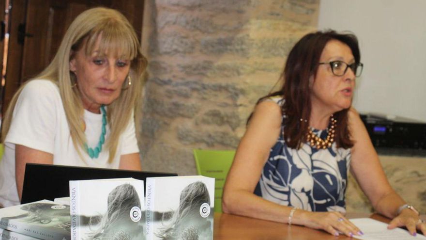 Mari Paz Gallego (izquierda) junto a la concejala de Cultura, Luisa Velasco.  | ARACELI SAAVEDRA