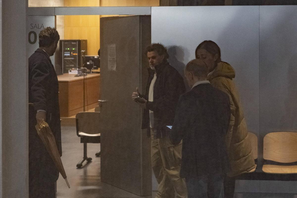 Jácome, arropado por un concejal y su jefa de gabinete, antes de entrar a declarar ante el juez.