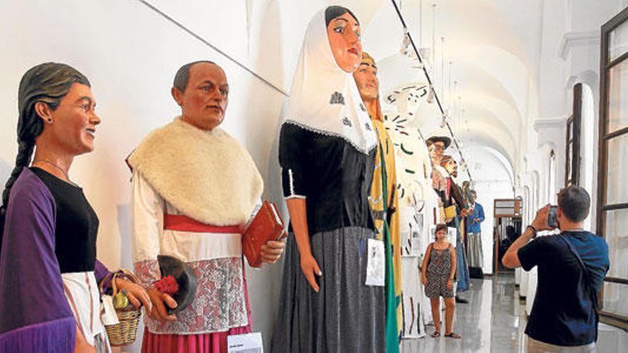 Un asistente fotografía los Gegants expuestos en el centro de Historia Militar, en la calle Sant Miquel.