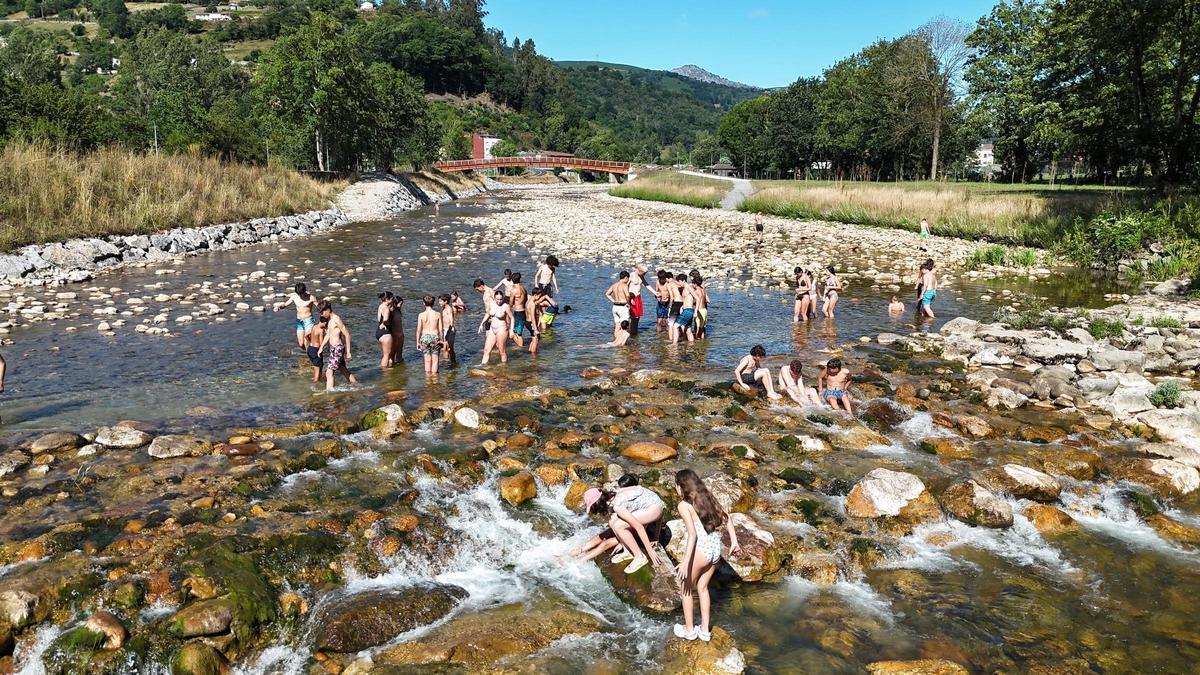 Participantes del campus disfrutando de un baño en La Chalana.