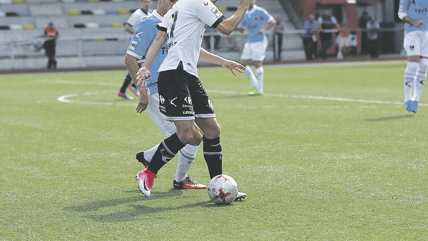 Iker Alegre protege el balón ante la presión del centrocampista del Lealtad Mendi.