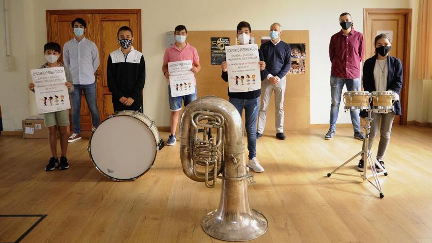 Miembros de la Banda-Escola de Música da Estrada con su director, Santi Mella. // Bernabé / Javier Lalín