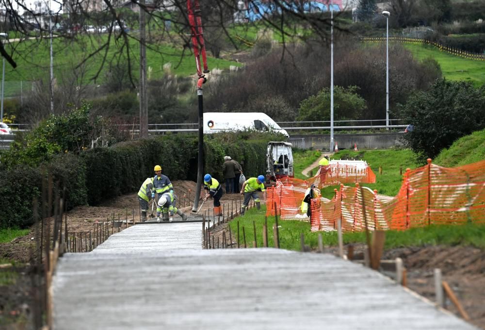 El carril bici se prolonga por Os Castros