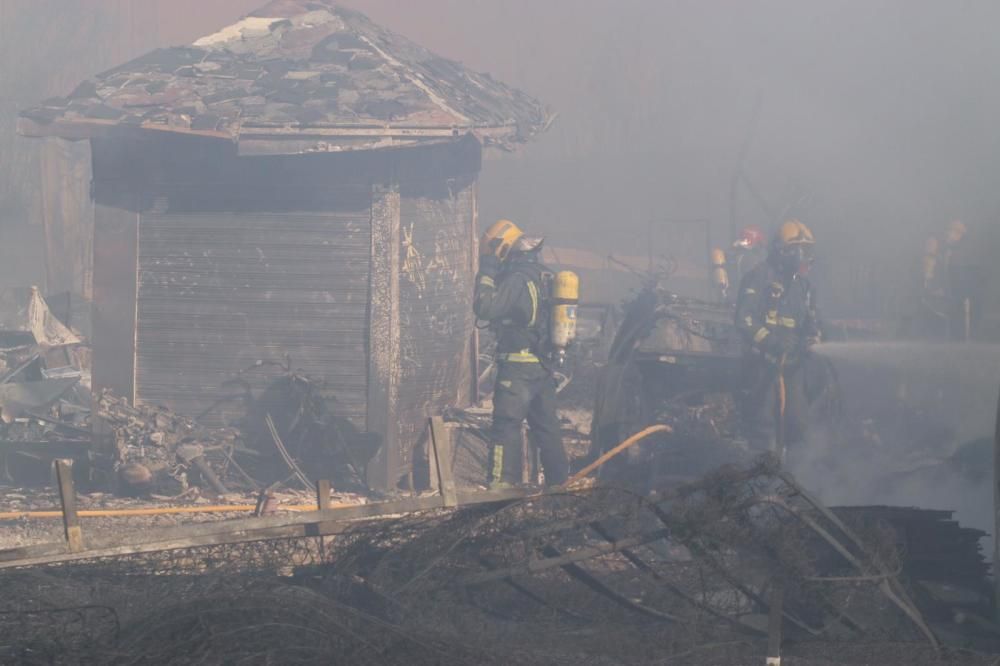 Incendio en un desguace del polígono Guadalhorce