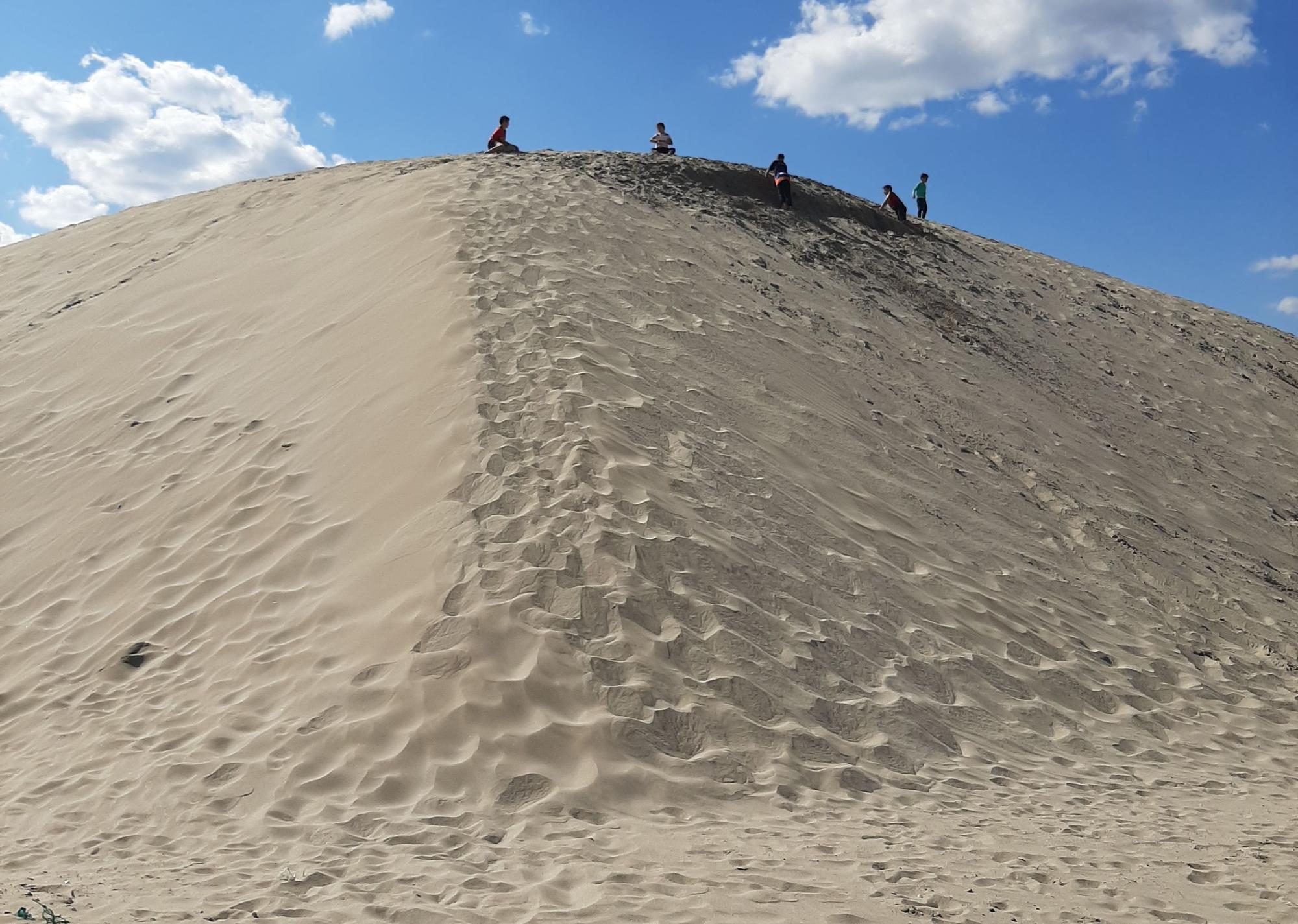 Una enorme duna de arena se convierte en la nueva atracción en una playa de Peñíscola