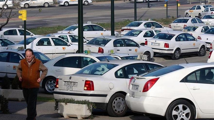 El taxi monta su primer congreso para poner freno a Uber y los vehículos con conductor