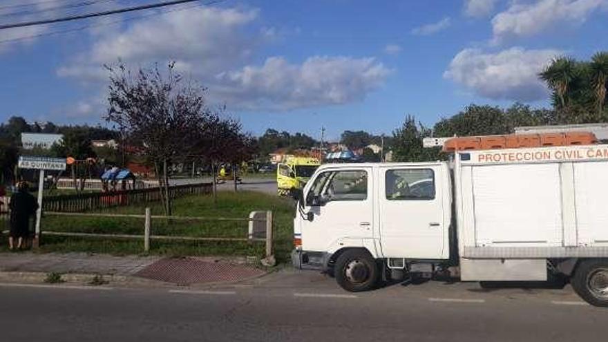 El helicóptero aterrizó en el campo de fiestas de Vilariño (al fondo).