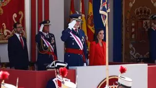 Los Reyes presiden en Oviedo un brillante y multitudinario desfile por el Día de las Fuerzas Armadas