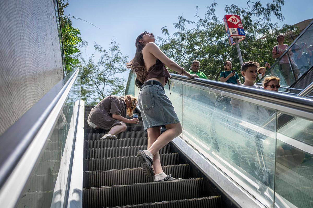 Una turista se la juega tumbada en la escalera para lograr un contraplano de su amiga.