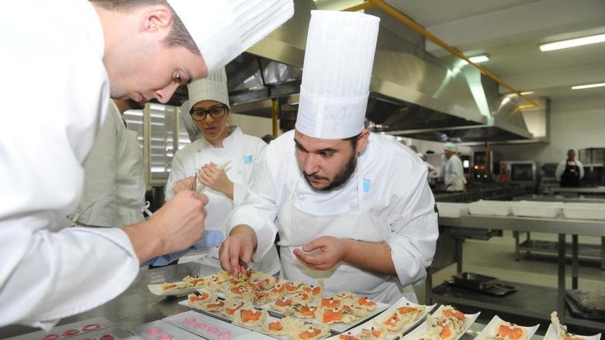 Alumnos de segundo año, elaborando los entrantes.