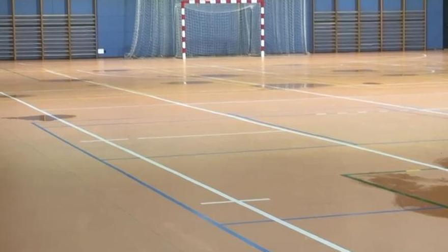 Denuncian la aparición de goteras en un popular pabellón de Zaragoza: "Un campo de charcos"