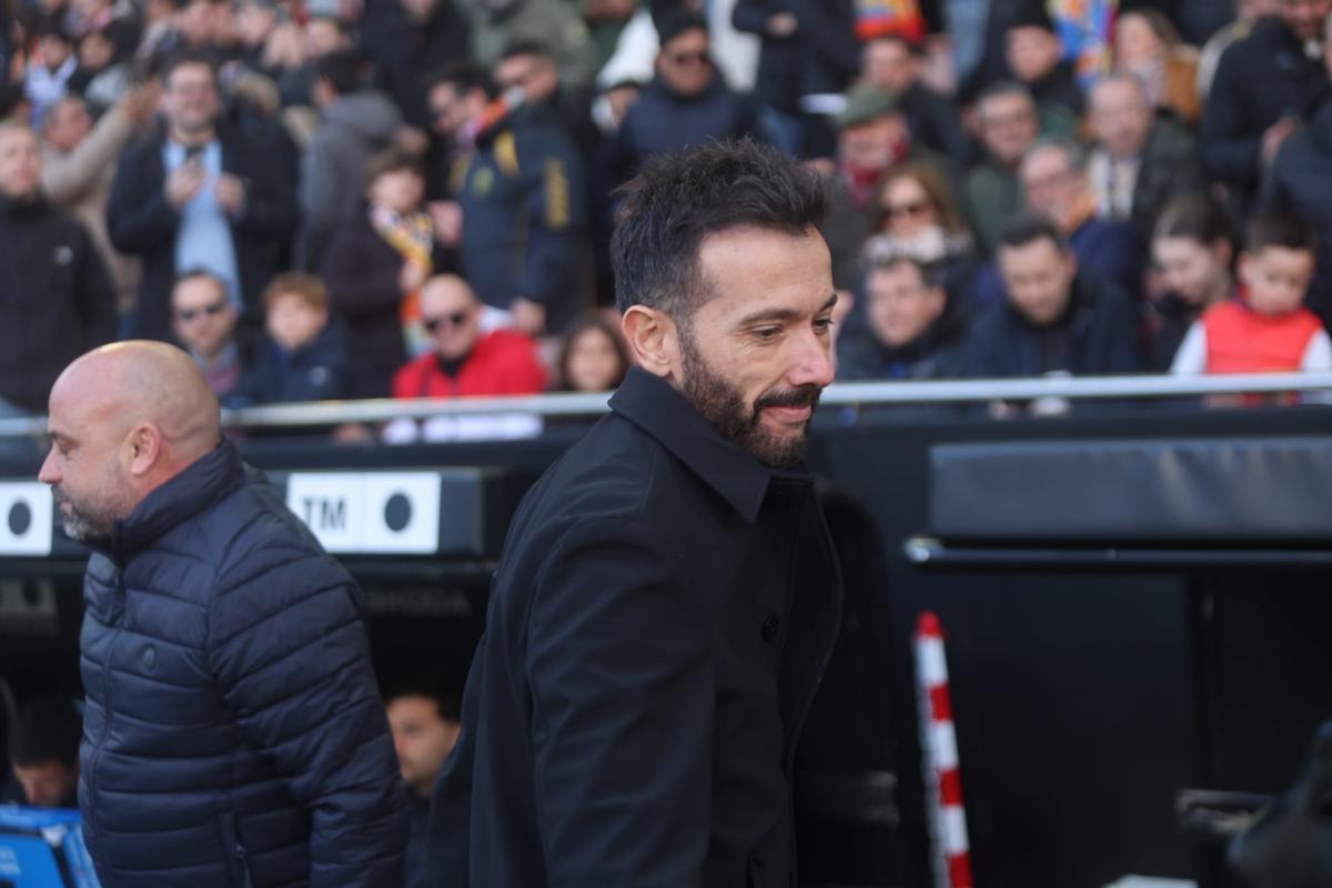Carlos Corberán en Mestalla antes del duelo contra el Espanyol