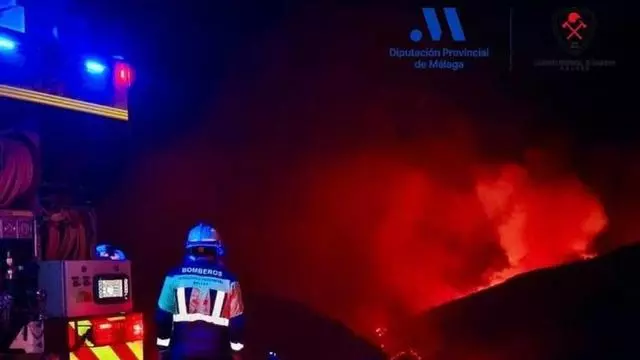 Un incendio forestal en Málaga deja 50 evacuados y mantiene confinados a todos los vecinos de dos municipios