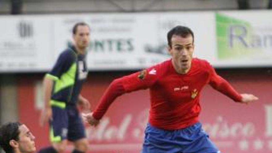 Borja Yebra, centrocampista del Club Deportivo Ourense, en el campo de O Couto. // Iñaki Osorio