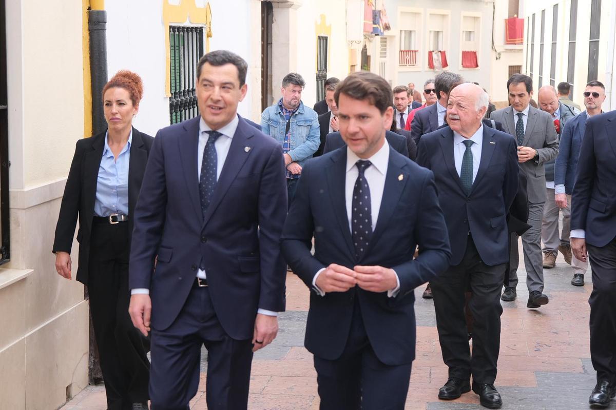 El presidente de la Junta de Andalucía, Juanma Moreno, junto al alcalde de Cabra, Fernando Priego, este Jueves Santo.